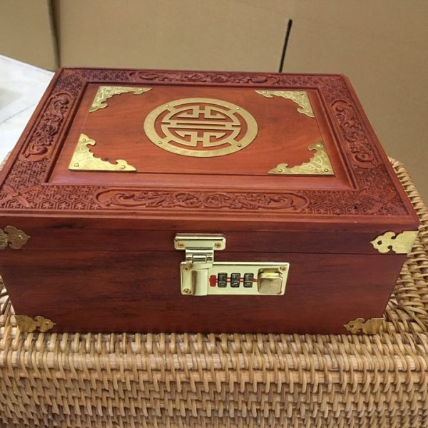 Hộp trang sức chữ Thọ gỗ hương đá khóa số ngang 24 cm