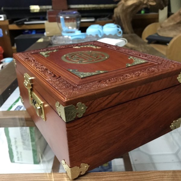 Hộp trang sức chữ Thọ gỗ hương đá khóa số ngang 24 cm - góc nhìn 4