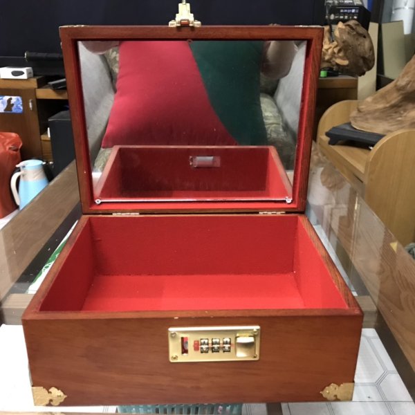 Hộp trang sức chữ Thọ gỗ hương đá khóa số ngang 24 cm - góc nhìn 5