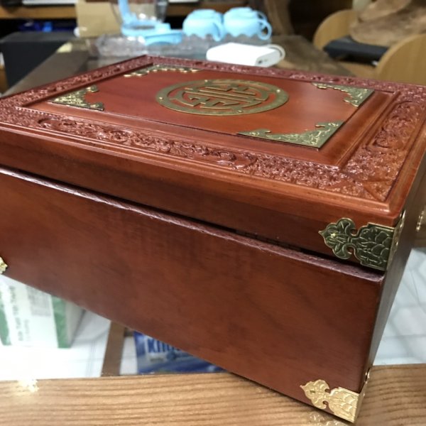 Hộp trang sức chữ Thọ gỗ hương đá khóa số ngang 24 cm - góc nhìn 6