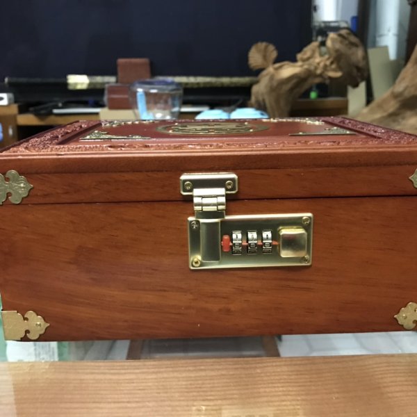 Hộp trang sức chữ Thọ gỗ hương đá khóa số ngang 24 cm - góc nhìn 7