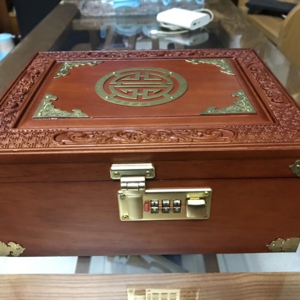 Hộp trang sức chữ Thọ gỗ hương đá khóa số ngang 24 cm - góc nhìn 8