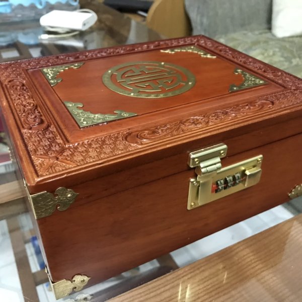 Hộp trang sức chữ Thọ gỗ hương đá khóa số ngang 24 cm - góc nhìn 9