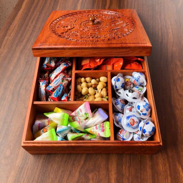 Khay bánh kẹo gỗ hương nắp kính hoa mai vuông 28cm - góc nhìn 2