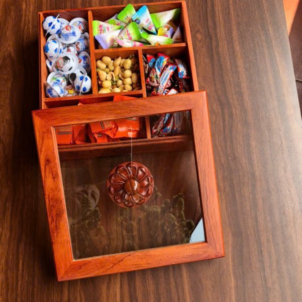Khay bánh kẹo gỗ hương nắp kính hoa mai vuông 28cm - góc nhìn 3