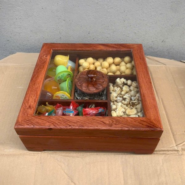 Khay bánh kẹo gỗ hương nắp kính hoa mai vuông 28cm - góc nhìn 4