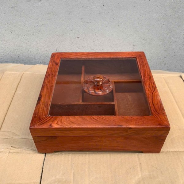 Khay bánh kẹo gỗ hương nắp kính hoa mai vuông 28cm - góc nhìn 5