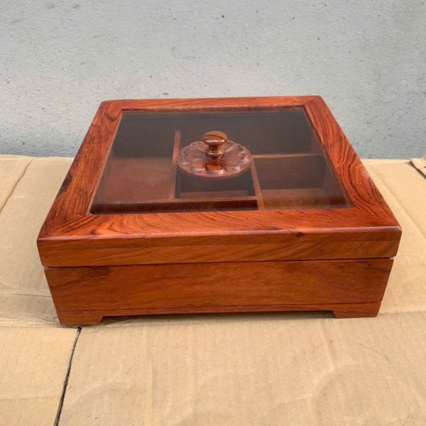 Khay bánh kẹo gỗ hương nắp kính hoa mai vuông 28cm - góc nhìn 6