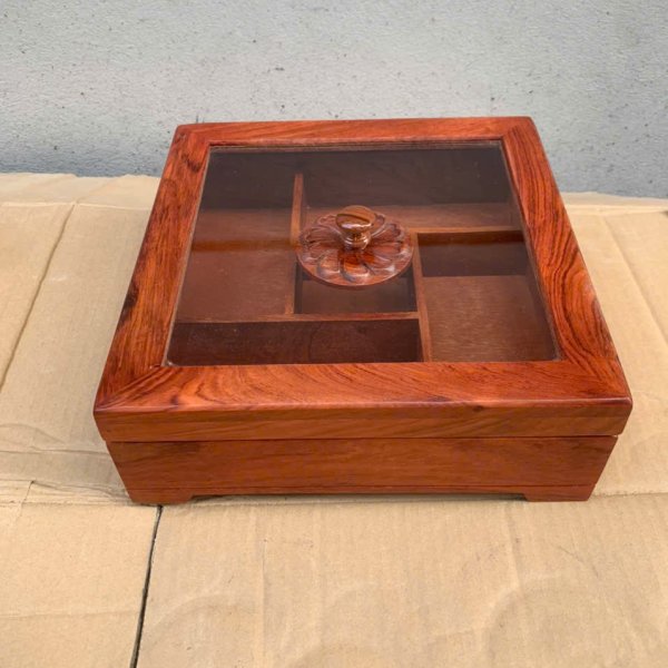 Khay bánh kẹo gỗ hương nắp kính hoa mai vuông 28cm - góc nhìn 7