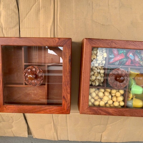 Khay bánh kẹo gỗ hương nắp kính hoa mai vuông 28cm - góc nhìn 8