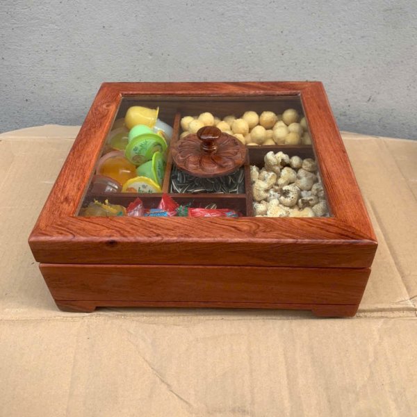 Khay bánh kẹo gỗ hương nắp kính hoa mai vuông 28cm - góc nhìn 9