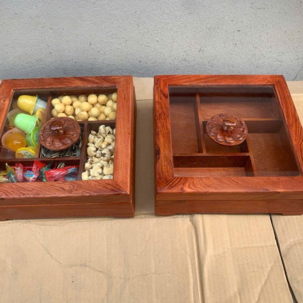 Khay bánh kẹo gỗ hương nắp kính hoa mai vuông 28cm - góc nhìn 10