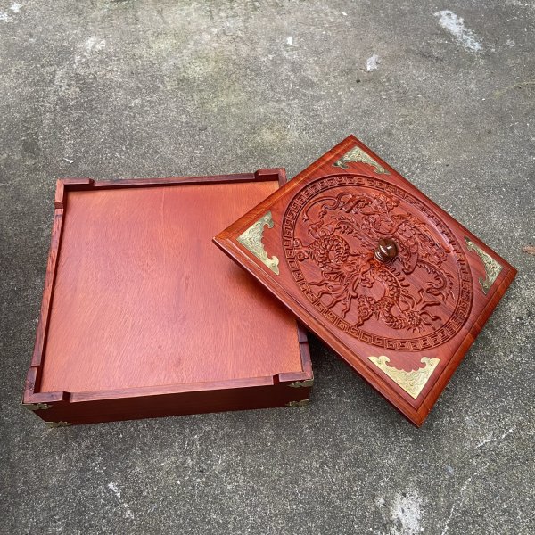 Khay bánh kẹo long phụng sum vầy gỗ hương vuông 28 cm - góc nhìn 2