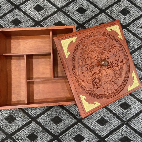 Khay bánh kẹo long phụng sum vầy gỗ hương vuông 28 cm - góc nhìn 7