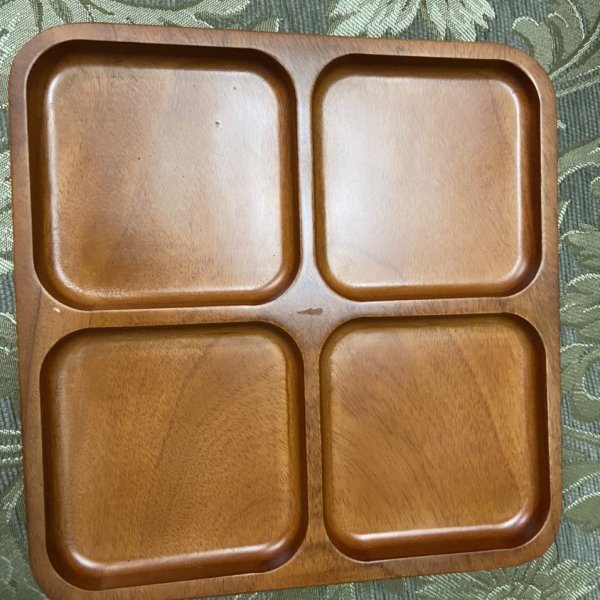 Khay vuông gỗ xà cừ chia 4 ô đựng thức ăn, đựng đồ - góc nhìn 3