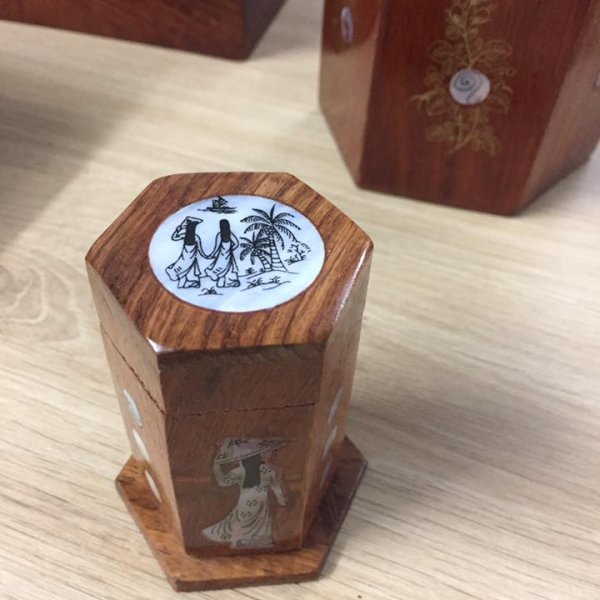 Lọ tăm cô gái hình lục giác gỗ hương - góc nhìn 2