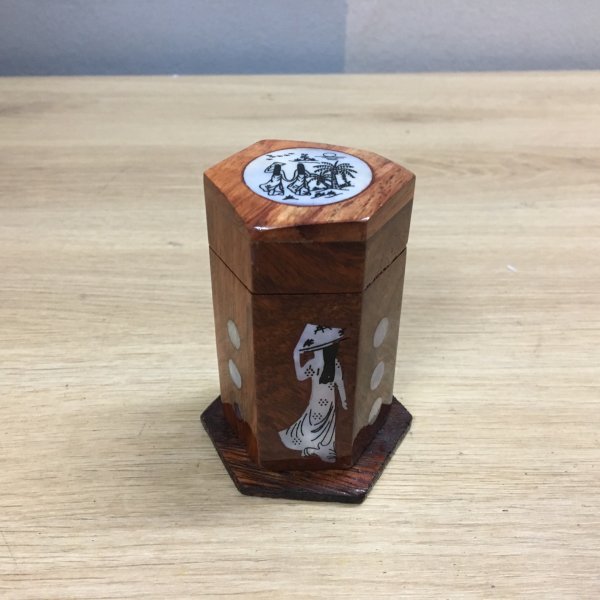 Lọ tăm cô gái hình lục giác gỗ hương