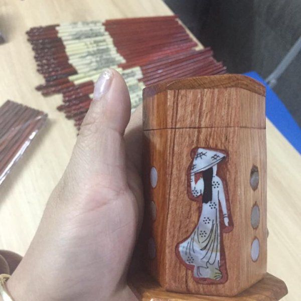 Lọ tăm cô gái hình lục giác gỗ hương - góc nhìn 3