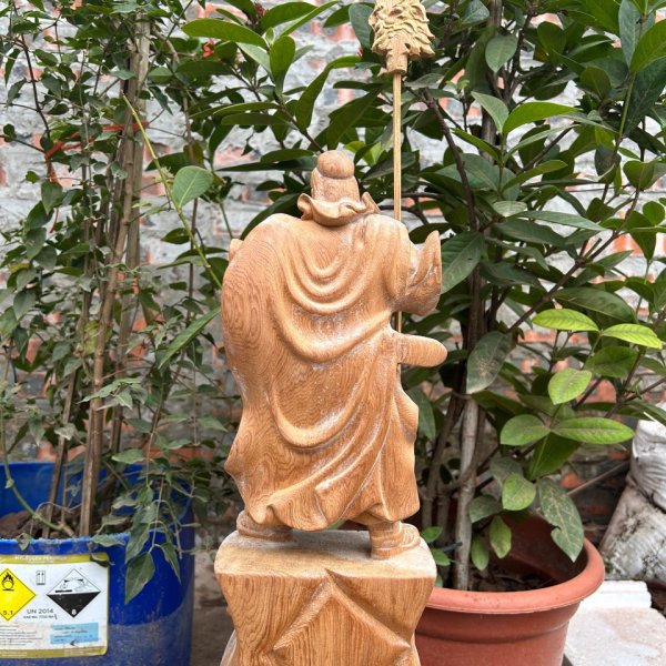 Quan công gỗ ngọc am cao 50cm - góc nhìn 2