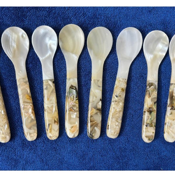 Thìa Muỗng Bằng Vỏ Xà Cừ Chuôi Cẩn Thạch Trắng - góc nhìn 2