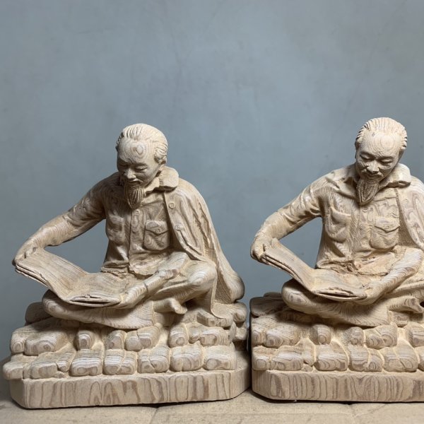 Tượng Bác Hồ đọc sách gỗ ngọc am cao 15cm - góc nhìn 2