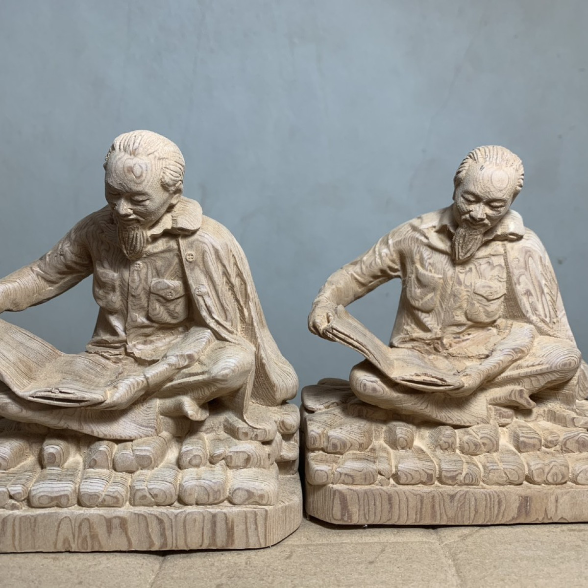 Tượng Bác Hồ đọc sách gỗ ngọc am cao 15cm - Tượng Danh nhân