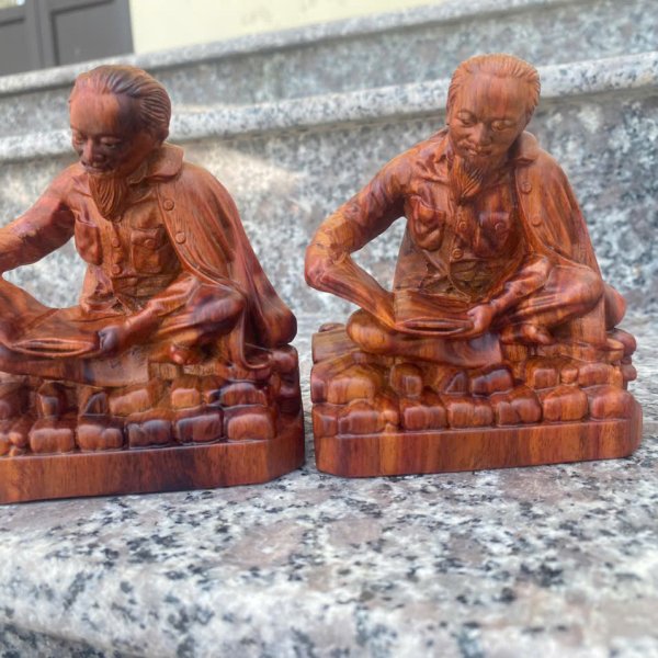 Tượng Bác Hồ đọc sách gỗ trắc đỏ đen cao 11cm - góc nhìn 2