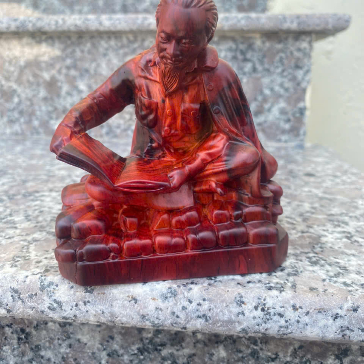 Tượng Bác Hồ đọc sách gỗ trắc đỏ đen cao 11cm - Tượng Danh nhân