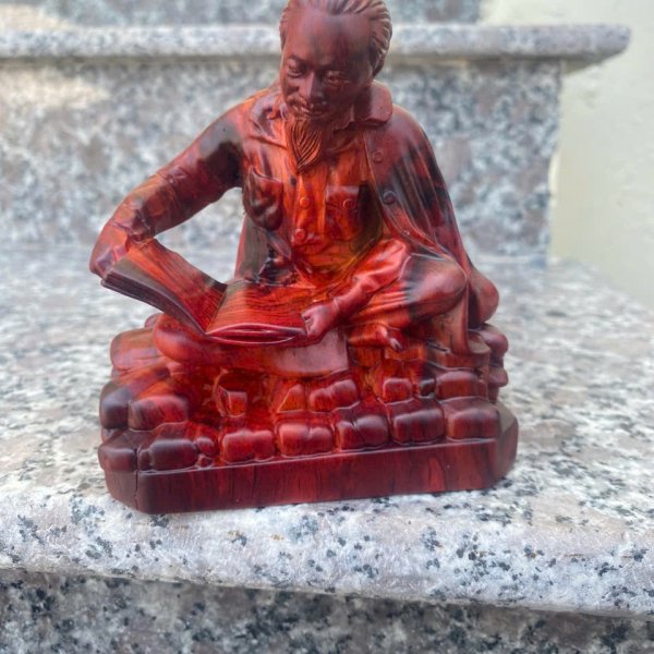 Tượng Bác Hồ đọc sách gỗ trắc đỏ đen cao 11cm