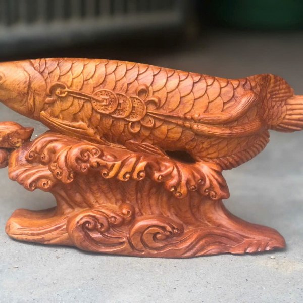 Tượng cá kim long gỗ hương ngang 30 cm