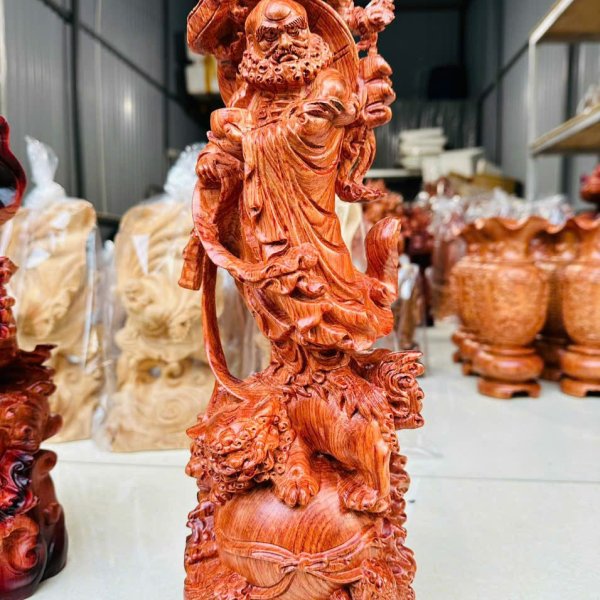 Tượng Đạt Ma phục lân gỗ hương đá cao 50 cm - góc nhìn 3