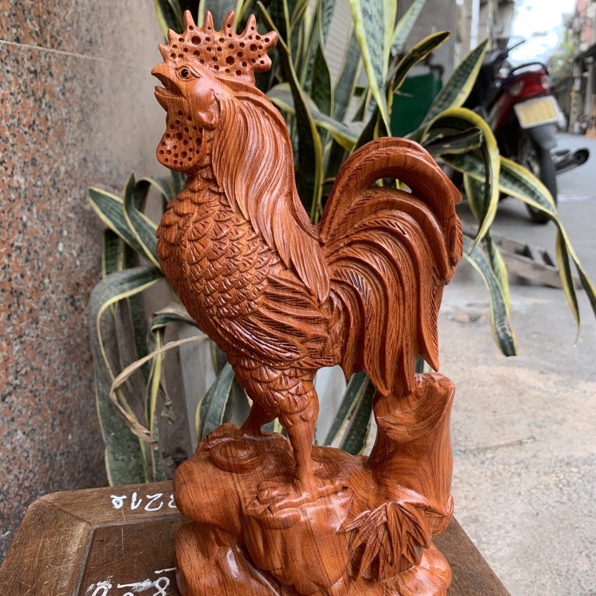 Tượng gà trống gỗ hương đá cao 30cm - Tượng con vật