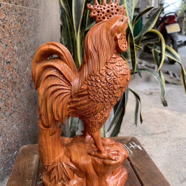 Tượng gà trống gỗ hương đá cao 30cm - góc nhìn 3