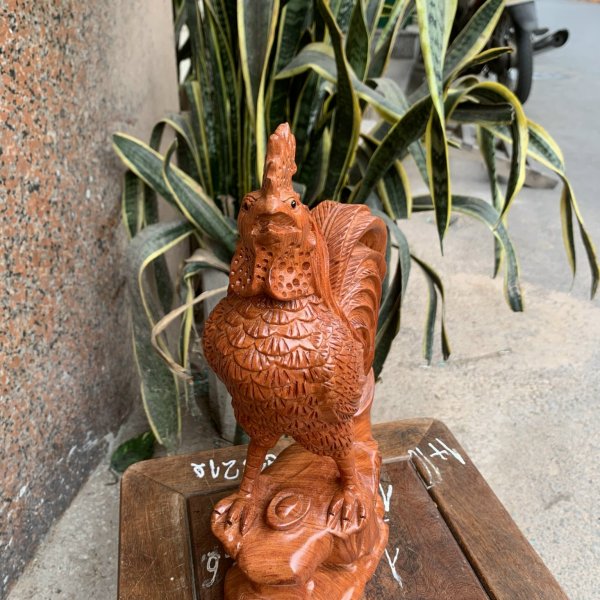 Tượng gà trống gỗ hương đá cao 30cm - góc nhìn 4