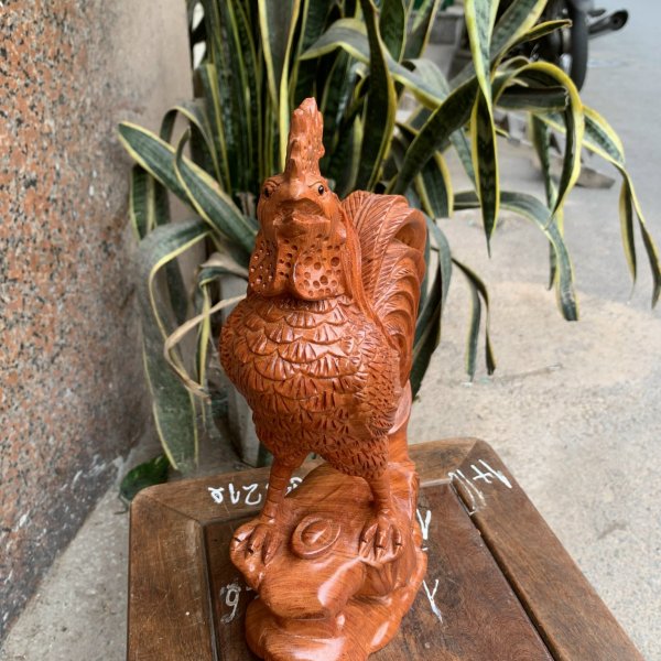 Tượng gà trống gỗ hương đá cao 30cm - góc nhìn 5