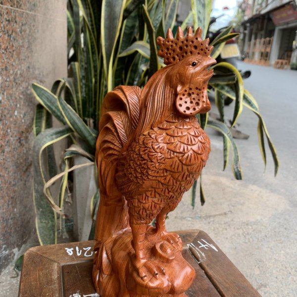 Tượng gà trống gỗ hương đá cao 30cm - góc nhìn 6