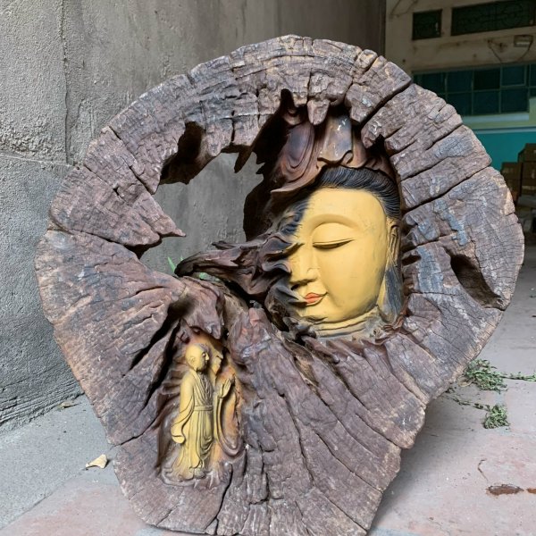 Tượng Nhất tâm bái Phật gỗ lũa - góc nhìn 2