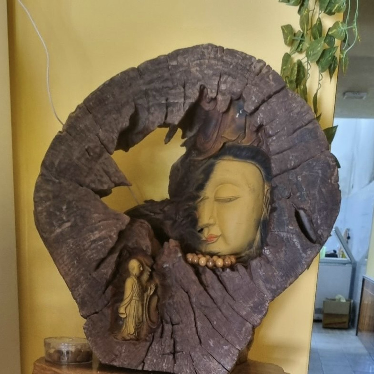 Tượng Nhất tâm bái Phật gỗ lũa - Tượng gỗ phong thủy